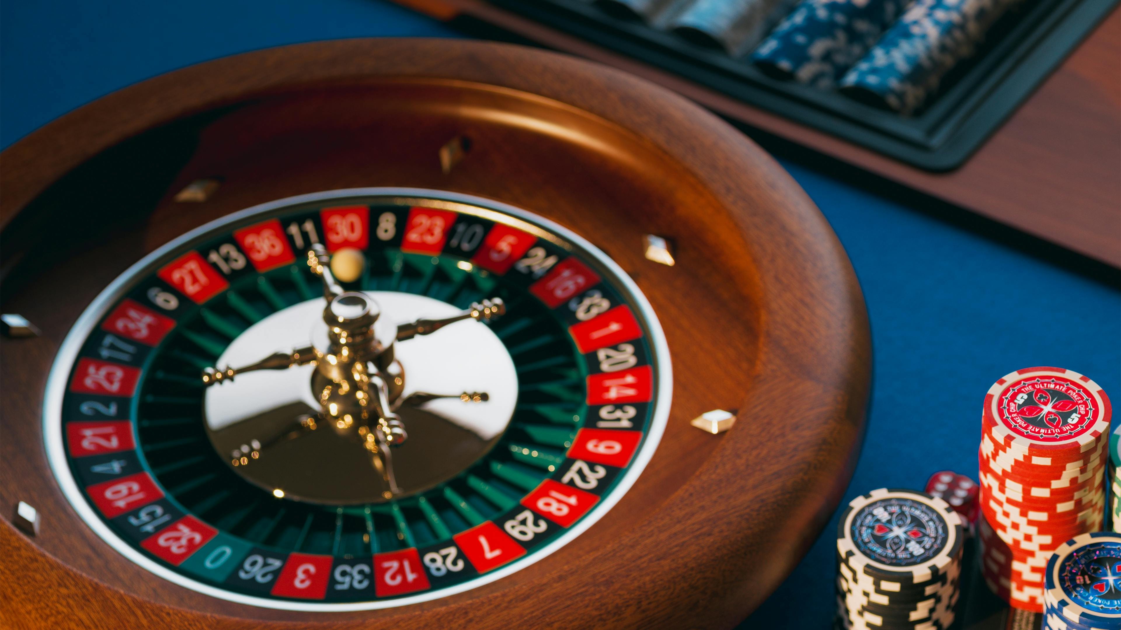 Myanmar ကစားသမားများ အွန်လိုင်း ကတ်ဂိမ်း Baccarat ကစားနေစဉ်
